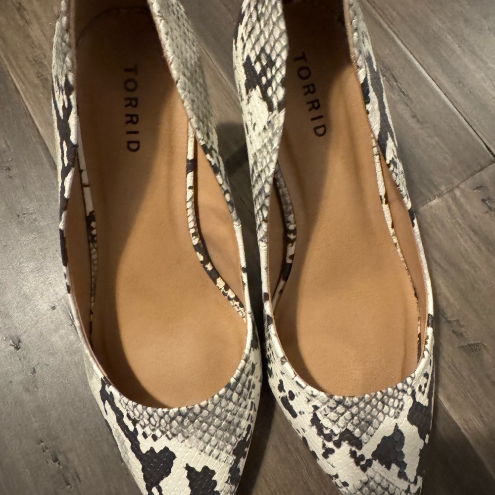 Torrid Snakeskin Pattern Flats in Black and White